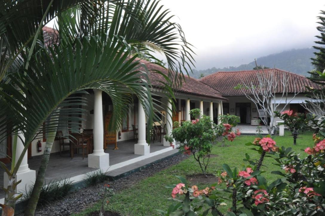Villa Bugis Kalibaru Exterior photo